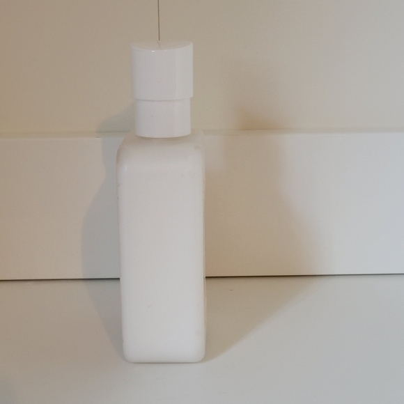 Essential Beauty Brightening Facial Moisturizer - Picture 4 of 5